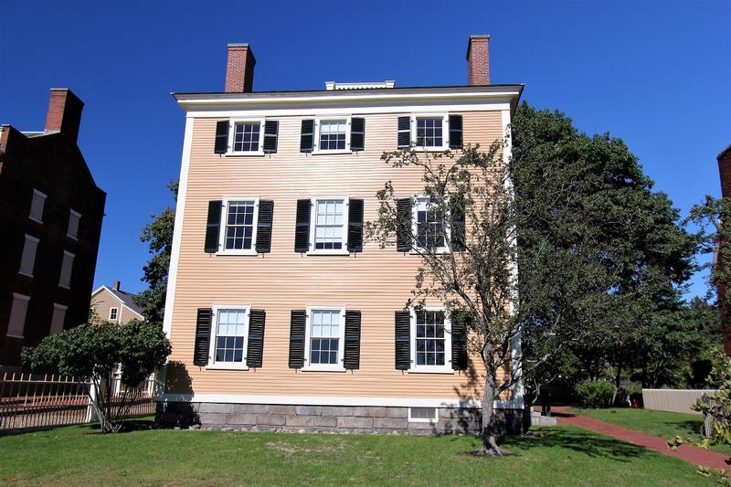 Hawkes House side view - Salem - History's Homes