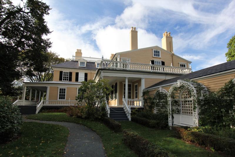 Longfellow House back yard - Cambridge - History's Homes