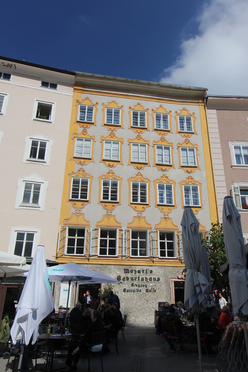 Mozart Geburtshaus back view - Salzburg - History's Homes