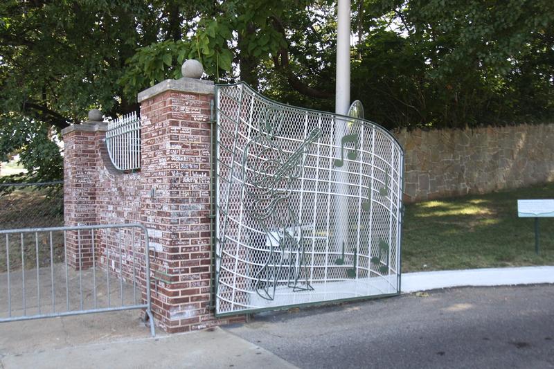 Graceland front gate - Memphis - History's Homes