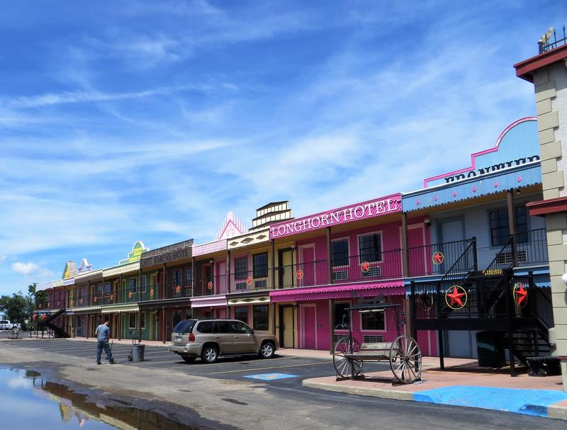 Big Texan Motel front - Amarillo - History's Homes